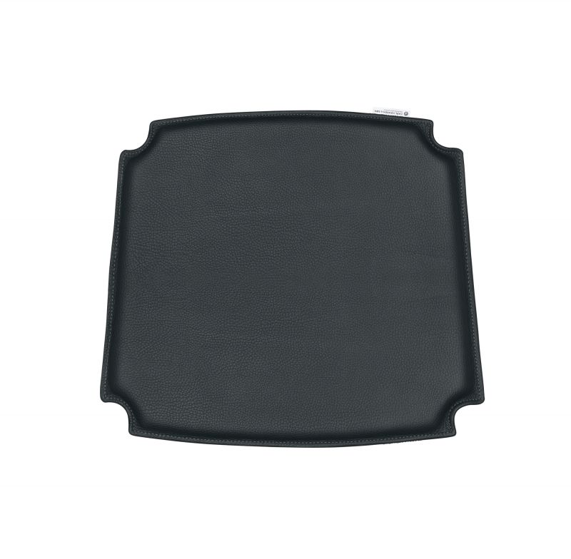 Schwarzes Sitzkissen für den CH24 Wishbone Chair von Carl Hansen, Lederpolsterung für bequemes Sitzen.